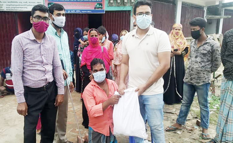 সংশপ্তকের উদ্যোগে ৫০টি পরিবারের মাঝে ত্রাণ বিতরণ