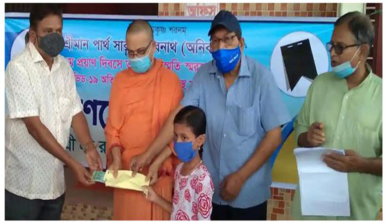 কর্মহীন অসহায়দের মাঝে শ্রীরামকৃষ্ণ সেবাশ্রমের নগদ অর্থ সহায়তা