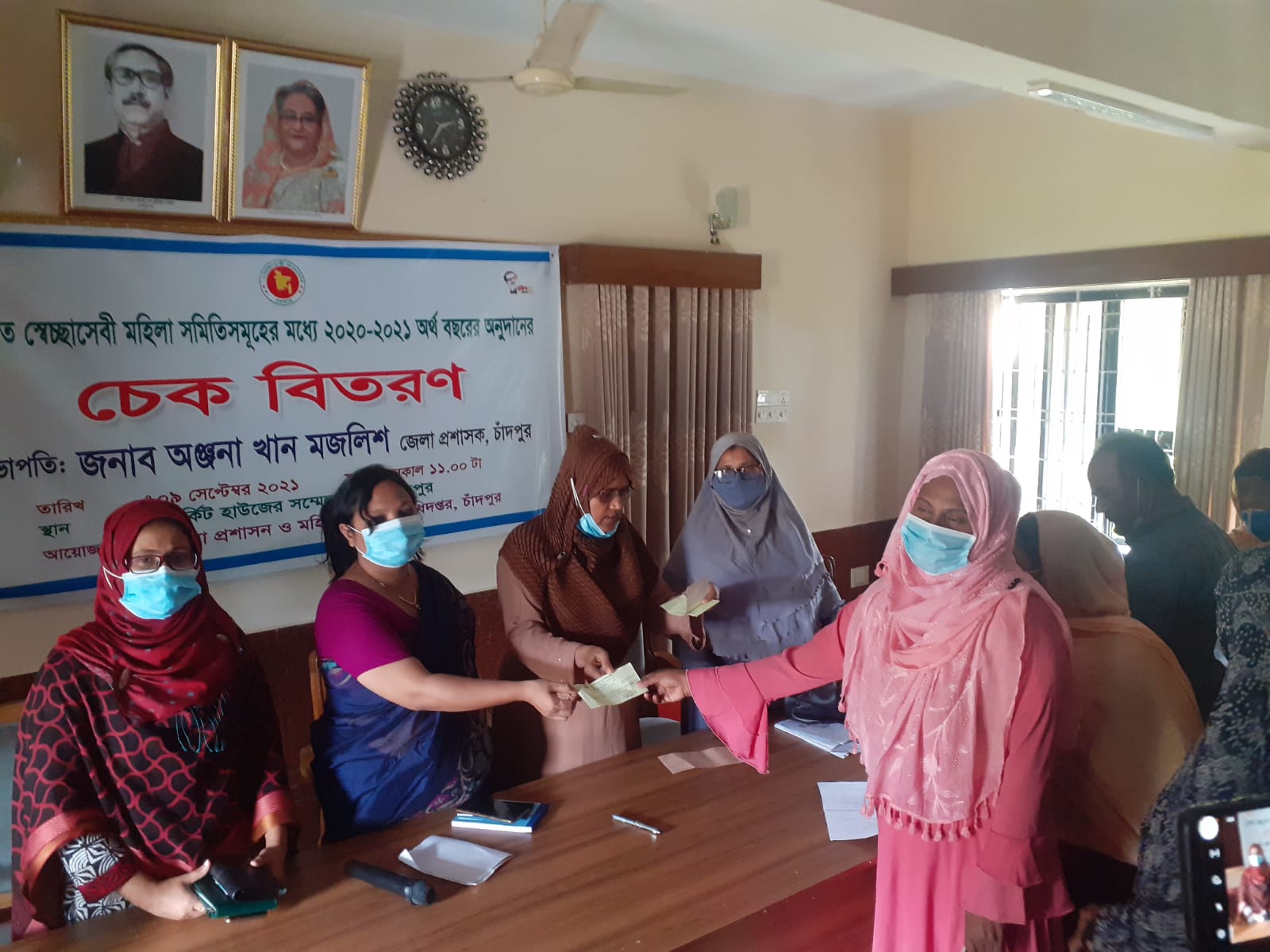 চাঁদপুরে ৩৫টি স্বেচ্ছাসেবী মহিলা সমিতির মাঝে চেক বিতরণ