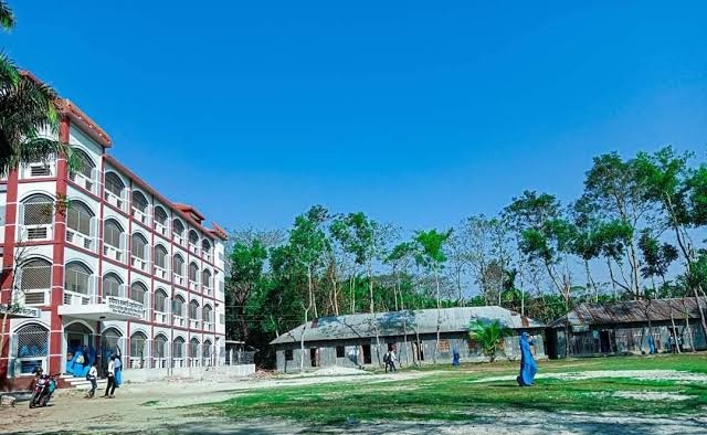 জীবানুনাশক ছিটিয়ে পুরো ক্যাম্পাসকে জীবানুমুক্ত করেছে হাইমচর সরকারি মহাবিদ্যালয়