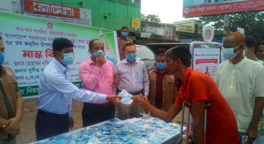 প্রধানমন্ত্রীর জন্মদিনে মাদক দ্রব্য নিয়ন্ত্রণ অধিদপ্তরের মাস্ক বিতরণ