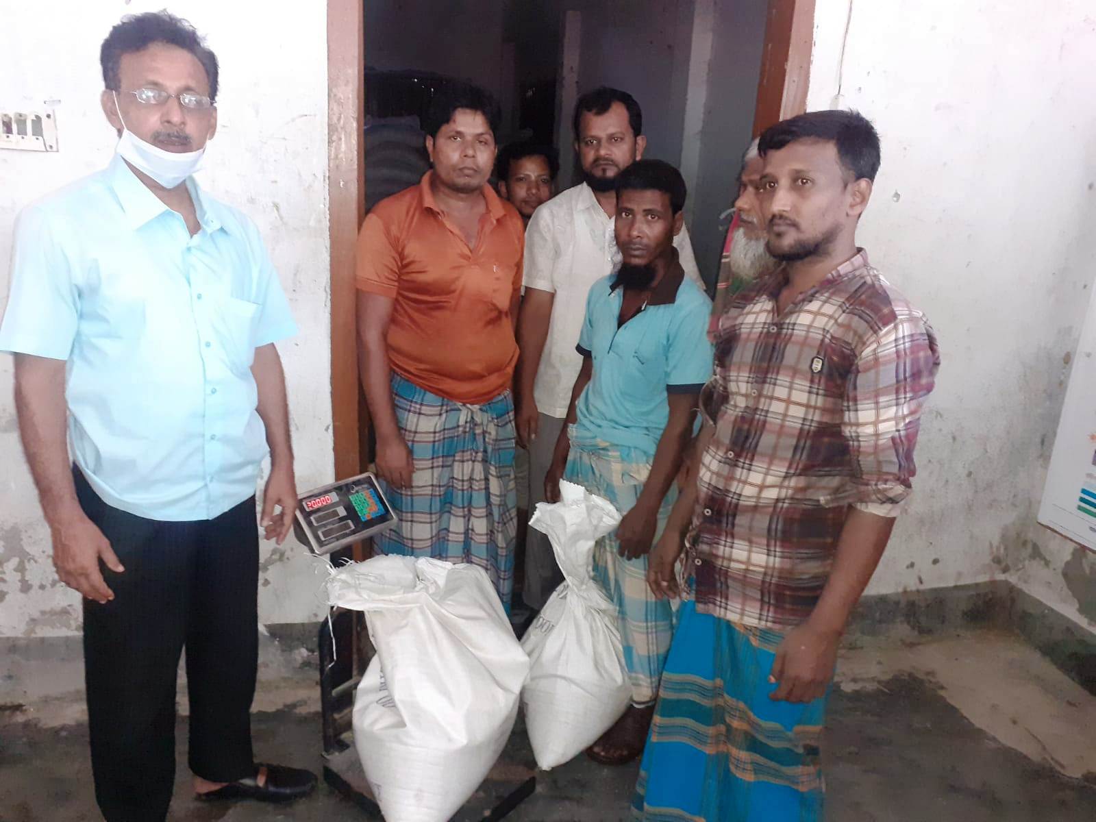 হাইমচর আলগী দুর্গাপুর উত্তর ইউনিয়নে জেলেদের মাঝে চাল বিতরণ