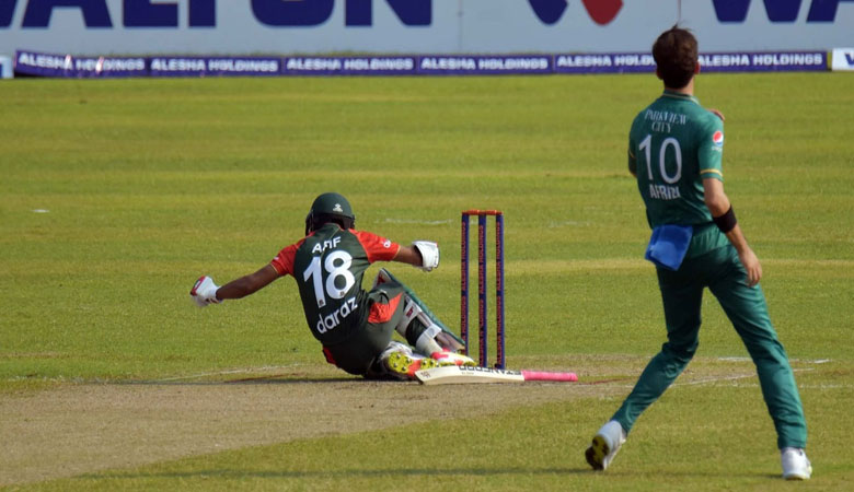 আফিফকে বল ছুড়ে মারায় আফ্রিদির জরিমানা
