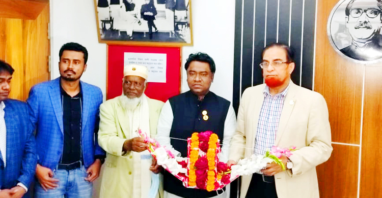 আকম বাহাউদ্দিন বাহার এমপিকে কালিরবাজারের চেয়ারম্যান মোঃ নুরুল ইসলামের ফুলেল শুভেচ্ছা