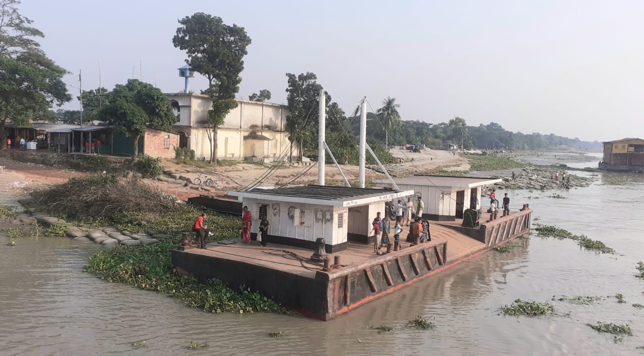 বৈরি আবহাওয়া চাঁদপুর-শরিয়তপুর ফেরি চলাচল বন্ধ