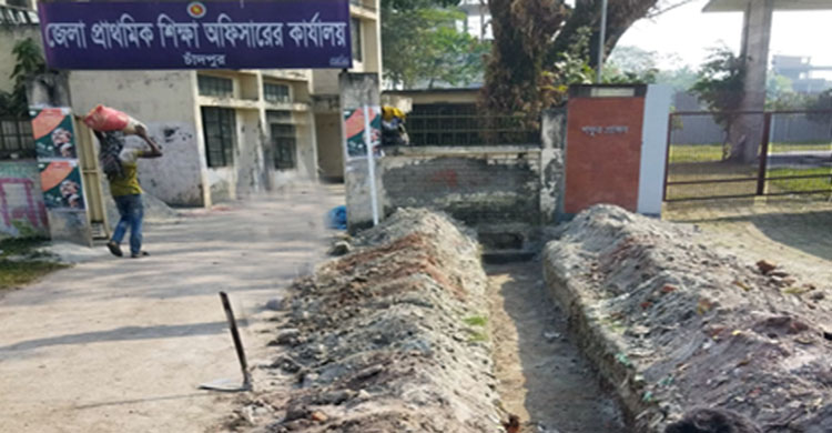 চাঁদপুর জেলা প্রাথমিক শিক্ষা অফিসের সামনে জলাবদ্ধতা নিরসনে ড্রেন নির্মাণ