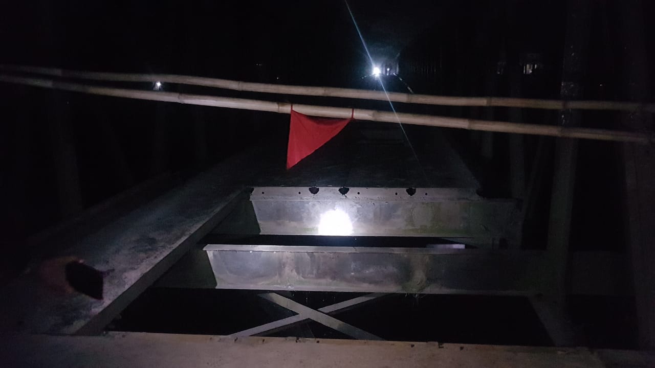 শাহরাস্তিতে দূর্ঘটনায় নিহতদের মৃতদেহ ময়নাতদন্তে বাঁধা : ইটপাটকেল নিক্ষেপ, সড়ক অবরোধ
