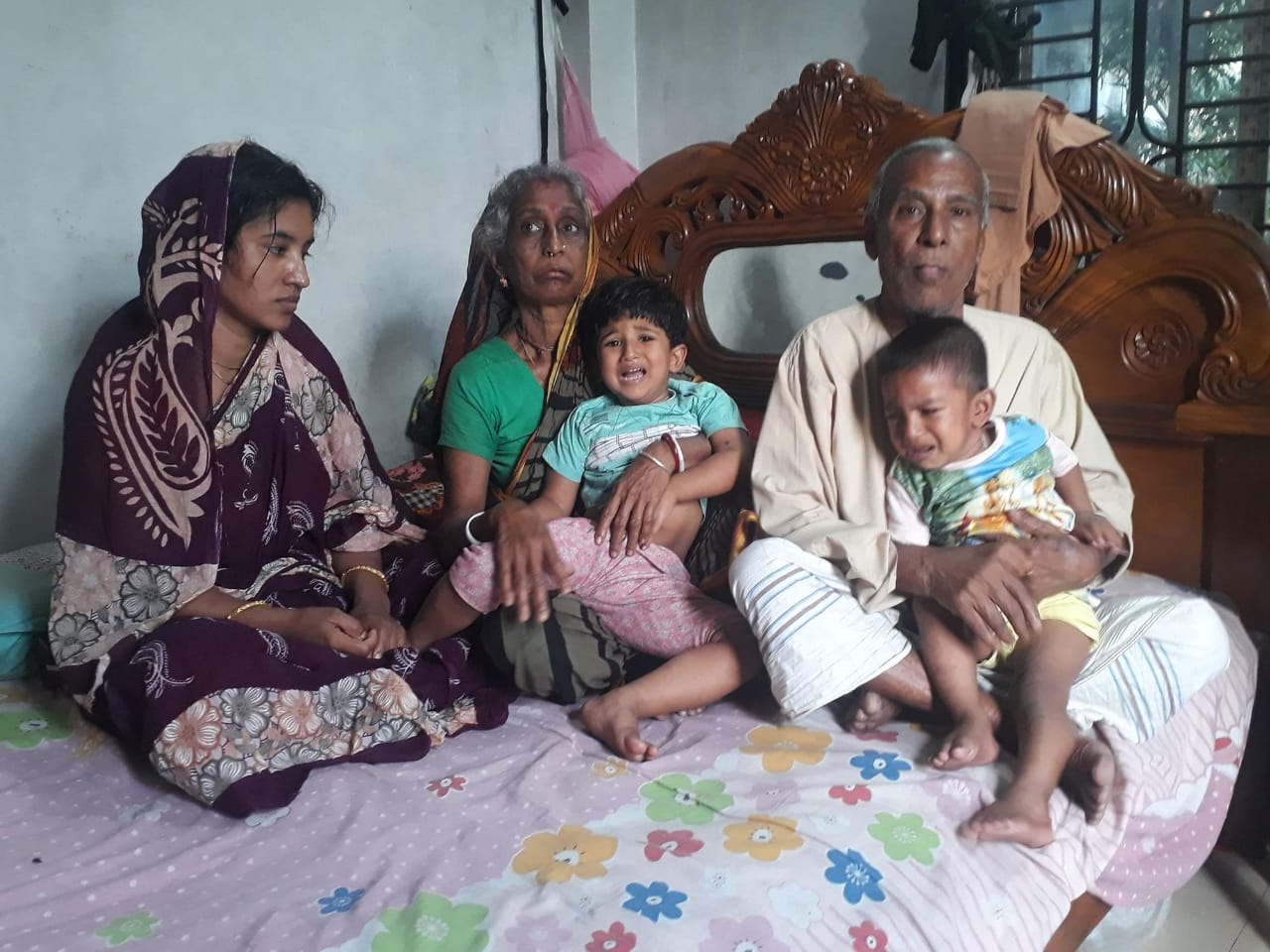 অবুঝ দুই শিশু সন্তানের ভবিষ্যৎ নিয়ে চিন্তিত স্ত্রী প্রিয়াংকা