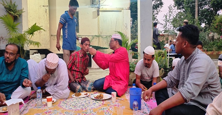 প্রতিবন্ধীদের নিয়ে ইফতার করলেন চেয়ারম্যান শিশির
