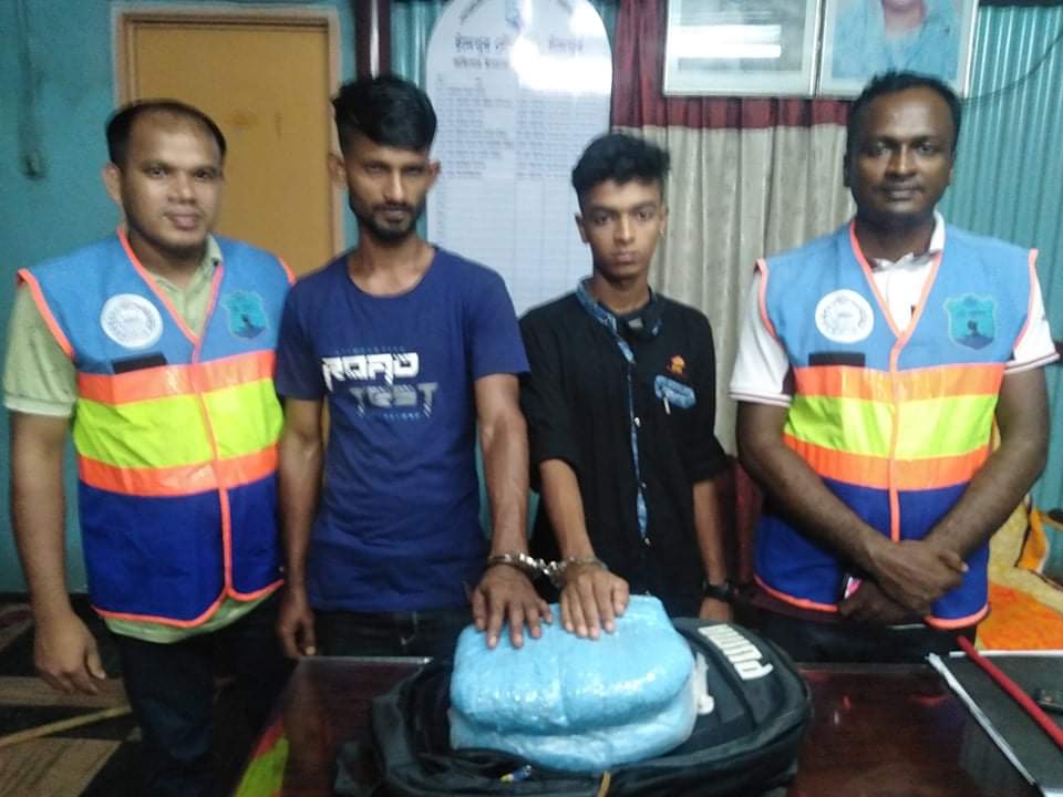চাঁদপুর লঞ্চ ঘাটে গাঁজাসহ ২ যুবক আটক