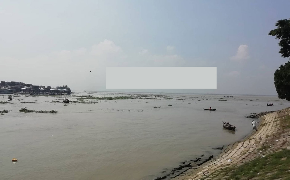 চাঁদপুর মোলহেডে সিমেন্ট বোঝাই ট্রলার ডুবি