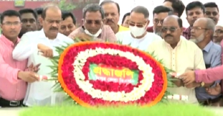 জিয়াউর রহমানের মাজারে চাঁদপুর জেলা বিএনপির নবগঠিত কমিটি শ্রদ্ধা নিবেদন