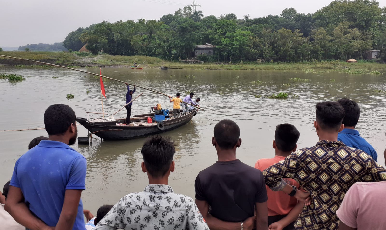ডাকাতিয়ায় সিমেন্ট বোঝাই ট্রলার ডুবি!