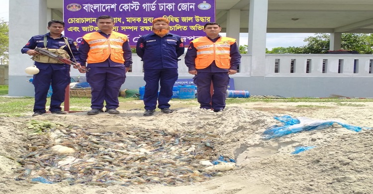 কোস্ট গার্ডের অভিযানে জেলি পুশকৃত চিংড়ি এবং চিংড়ি রেনু পোনা জব্দ