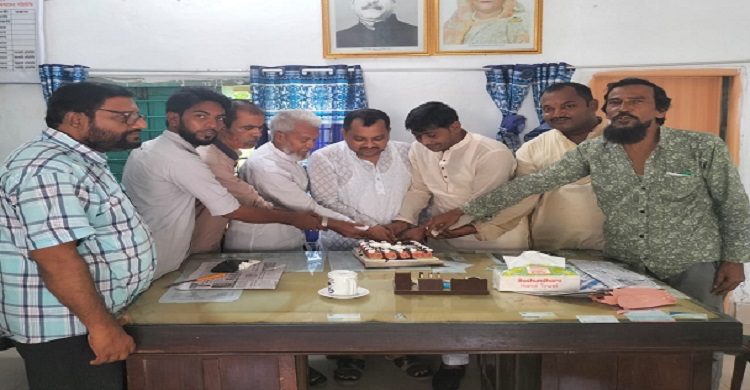 আওয়ামীলীগের প্রতিষ্ঠাবার্ষীকীতে ফরিদগঞ্জ কেন্দ্রীয় সমিতিতে কেককাটা অনুষ্ঠান