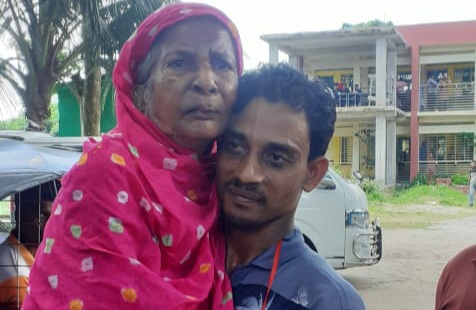 ছেলের কোলে চড়ে প্রতিবন্ধী মায়ের ভোট গ্রহন