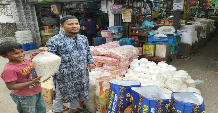 শতাধিক পরিবারকে রোজার খাদ্য সামগ্রী দিলেন পুরাণবাজারের ব্যবসায়ি জালাল
