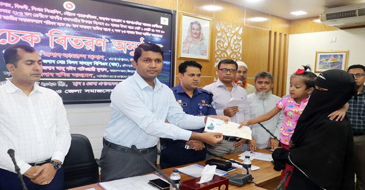 দুরারোগ্য ব্যাধিতে আক্রান্তদের প্রধানমন্ত্রীর অনুদানের চেক প্রদান