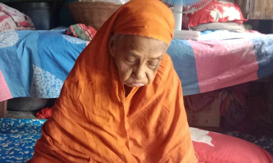 শতবর্ষী বৃদ্ধ মায়ের ঠাঁই হলোনা ছেলের ঘরে