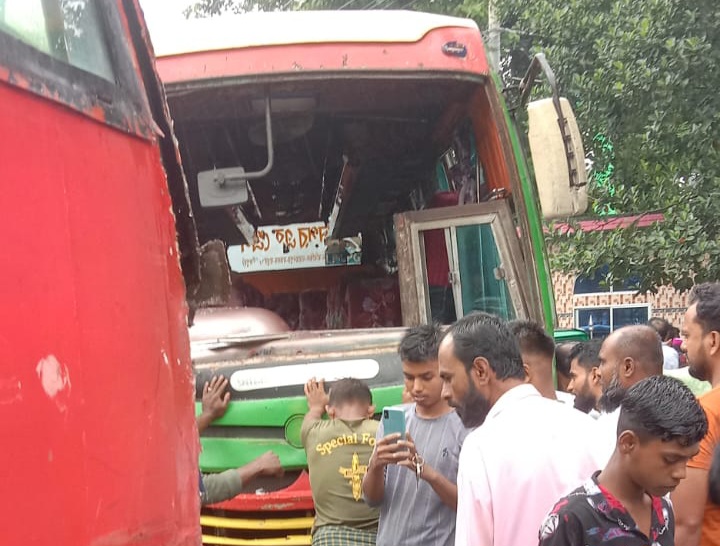 মতলবে জৈনপুরী দুই বাসের মুখোমুখি সংঘর্ষ