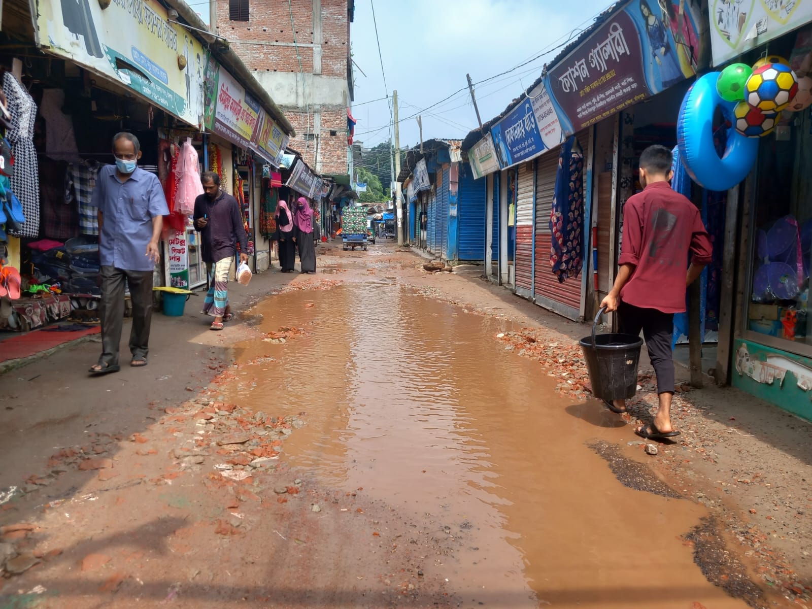 এটি বাজারের রাস্তা নয়, যেন এক খন্ড খাল!