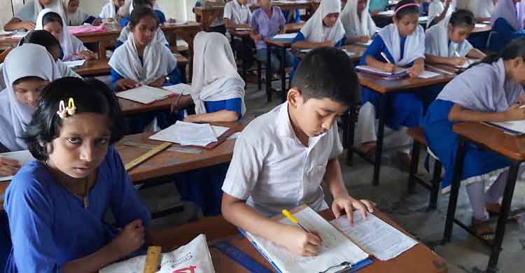 ১৯ হাজার শিক্ষার্থীর প্রশ্নপত্র নিয়ে ব্যবসা করছে কারা?
