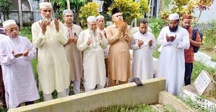 সমাজসেবায় সেবামূলক বহু প্রতিষ্ঠানে তিনি জড়িত ছিলেন