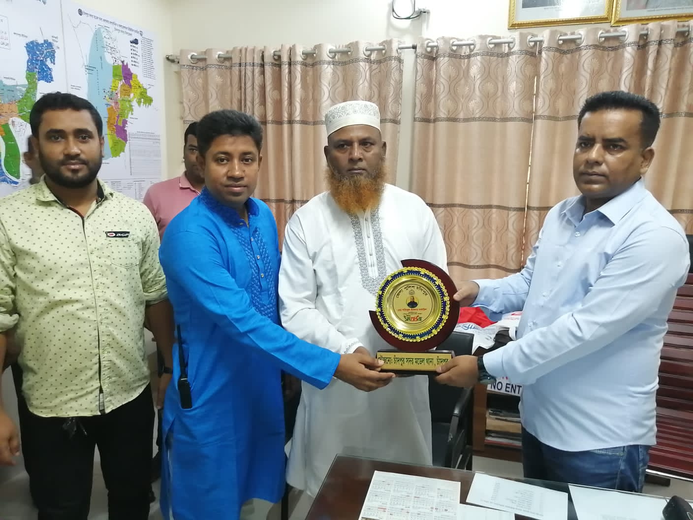 কনস্টেবল শফিকুর রহমানেরকে অবসরজনিত বিদায়ী অনুষ্ঠানে রাজকীয় সংবর্ধনা