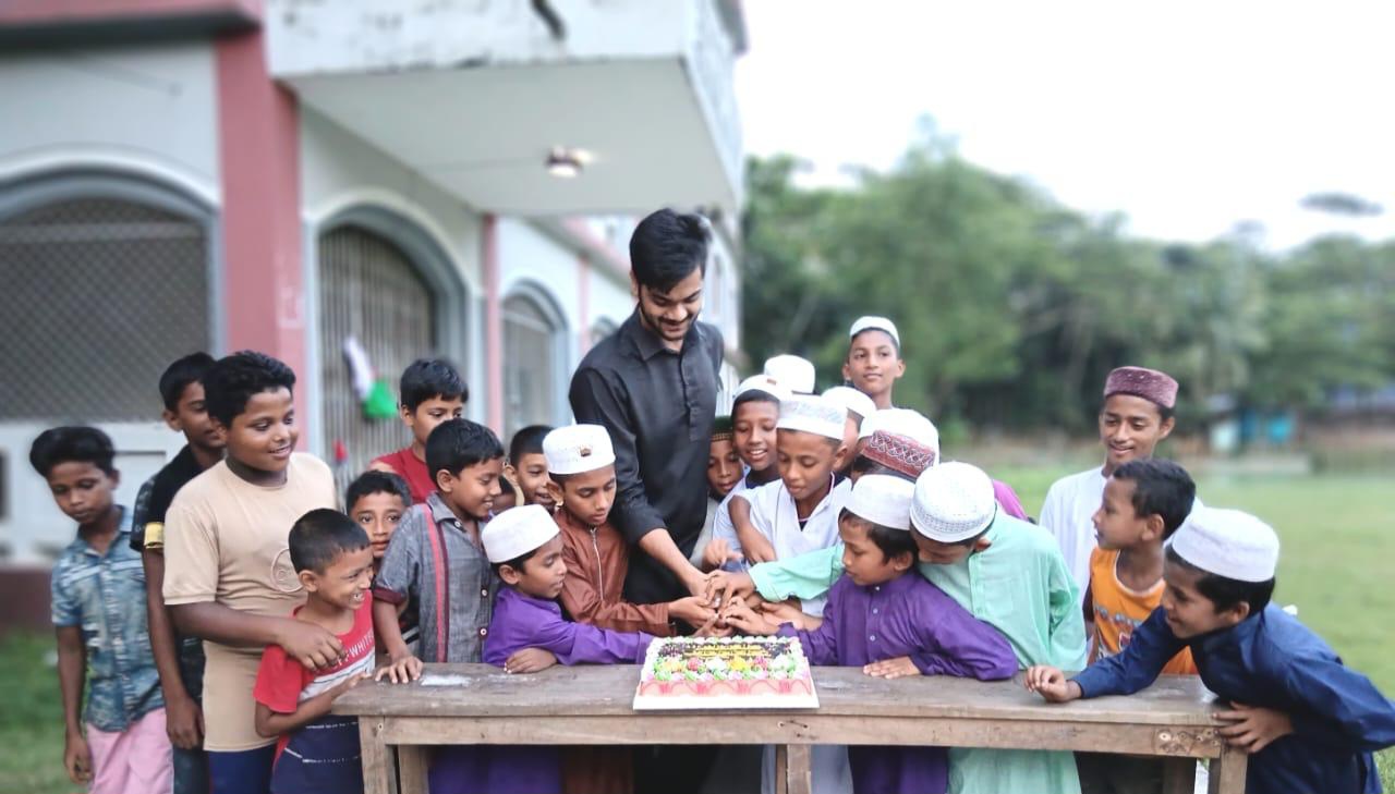 এতিম ও পথ শিশুদের নিয়ে জন্মদিন পালন করলেন ফরিদগঞ্জ কলেজ ছাত্রলীগের সাধারণ সম্পাদক