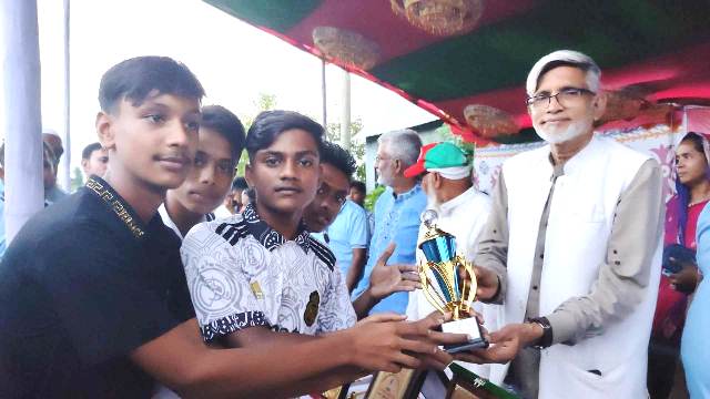 শ্রীনগরে রুসদী উচ্চ বিদ্যালয়ে দ্বি-বার্ষিক আন্তঃ শ্রেণী ফুটবল টুনামেন্ট ফাইনাল খেলা অনুষ্ঠিত