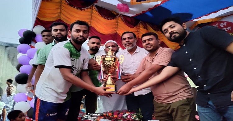 হাজীগঞ্জে মাদক ও ইভটিজিং বিরোধী মিনি ফুটবল টুর্নামেন্টে চ্যাম্পিয়ন ওকে এন্টারপ্রাইজ