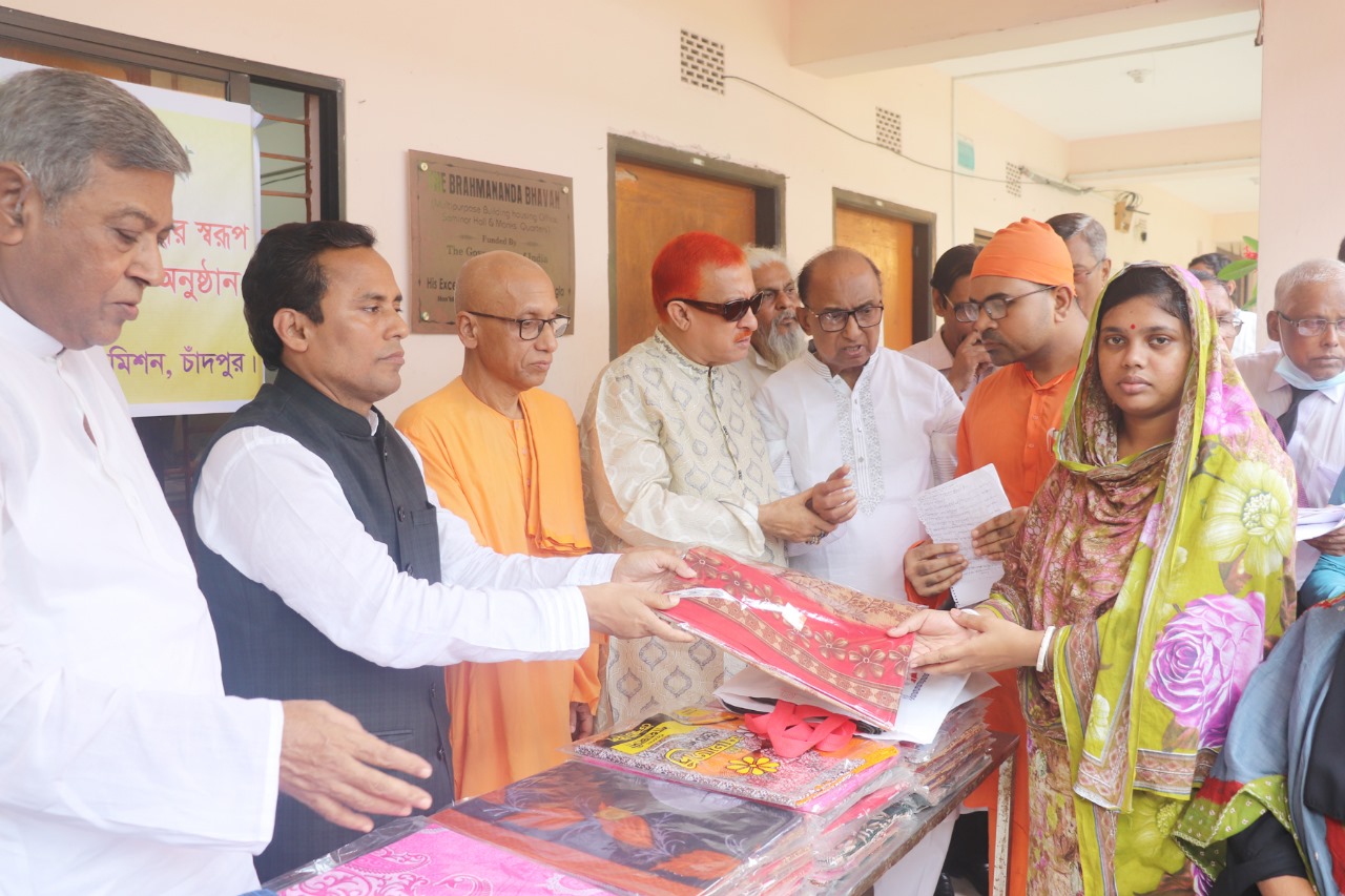 চাঁদপুরে দুর্গাপূজা উপলক্ষে প্রধানমন্ত্রীর পক্ষ থেকে সুজিত রায় নন্দীর বস্ত্র বিতরণ