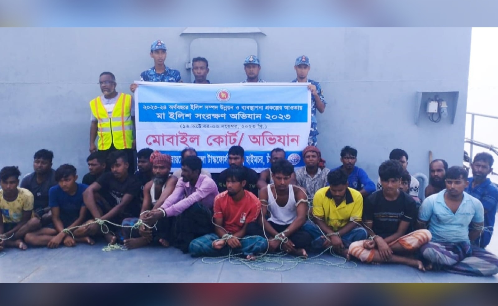 চাঁদপুর পদ্মা-মেঘনায় নিষেধাজ্ঞা অমান্য করে চলছে ইলিশ শিকার : আরো ৫০ জেলে আটক