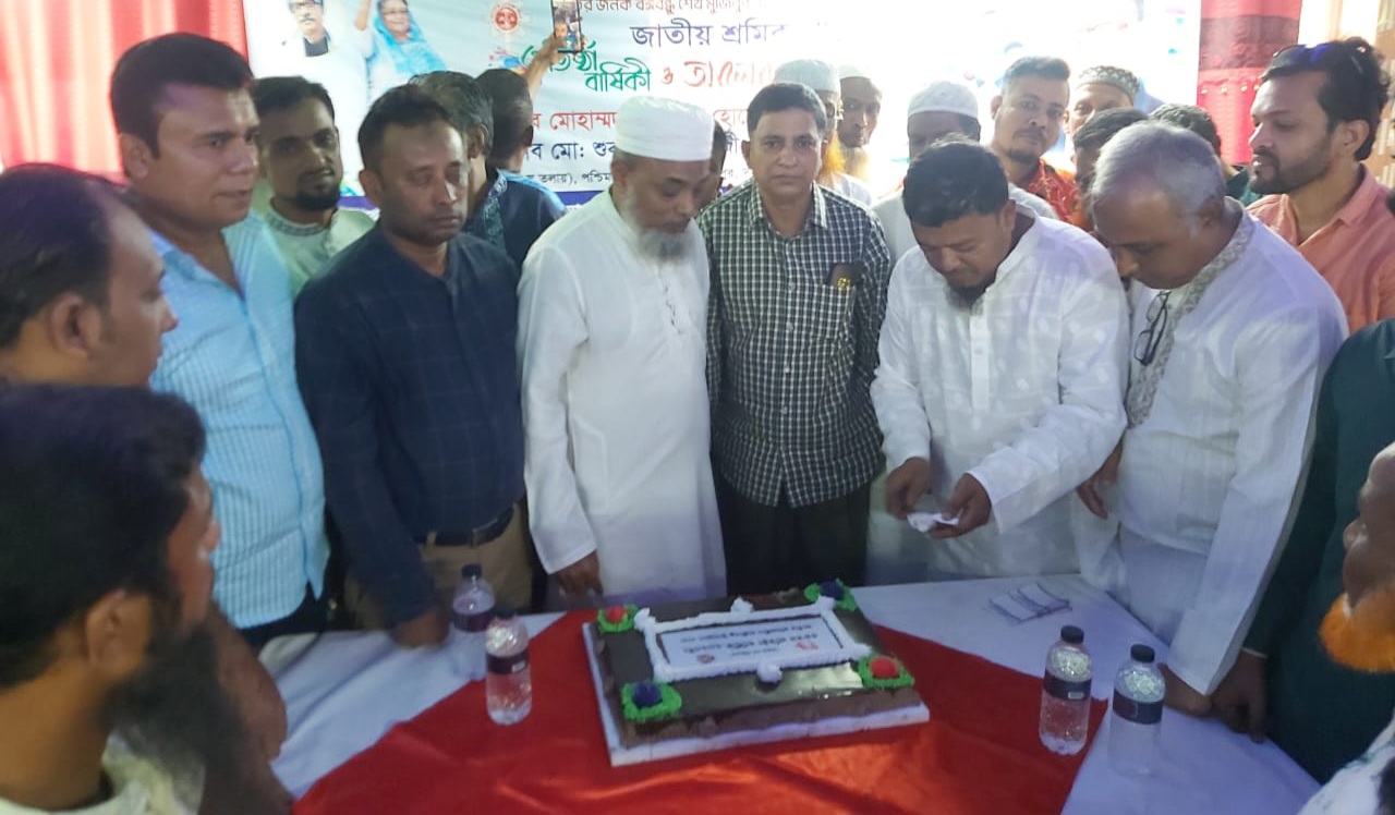হাজীগঞ্জে প্রতিষ্ঠা বার্ষিকী পালন করলো শ্রমিকলীগ