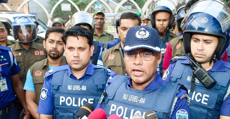 সর্বোচ্চ সতর্কতায় দায়িত্ব পালন করছে চাঁদপুর জেলা পুলিশ : পুলিশ সুপার