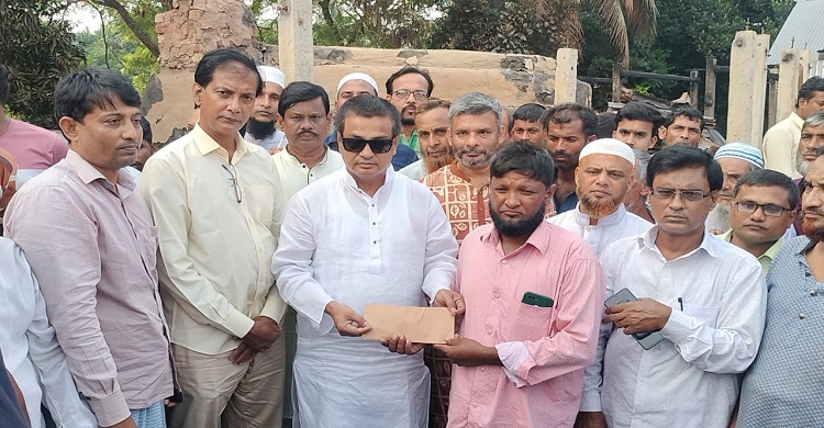 মতলব উত্তরে অগ্নিকাণ্ডে ক্ষয়-ক্ষতিদের এসি মিজানের আর্থিক সহায়তা