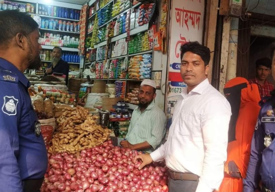 চাঁদপুরে পেঁয়াজের বাজারে জেলা প্রশাসন ও ভোক্তার অভিযান