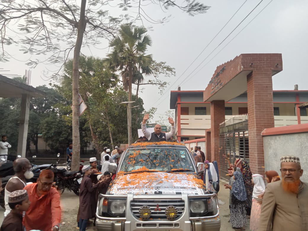 ফুলে সিক্ত হয়ে নির্বাচনী প্রচারনায় নামলেন জাতীয় পার্টির প্রার্থী