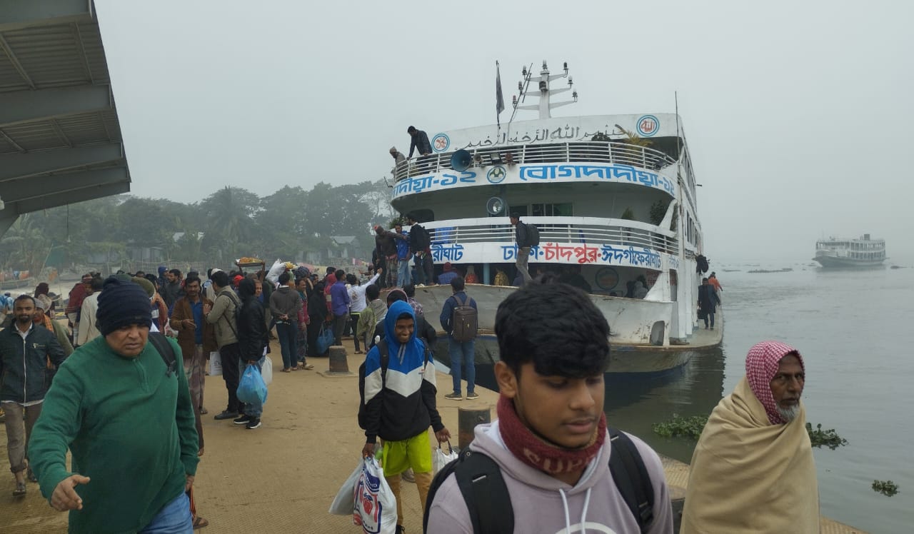 ঘন কুয়াশায় নদীর মাঝেই আটকা চৌদ্দ ঘন্টা পর গন্তব্যে পৌঁছাল বোগদাদিয়া ১২ লঞ্চ