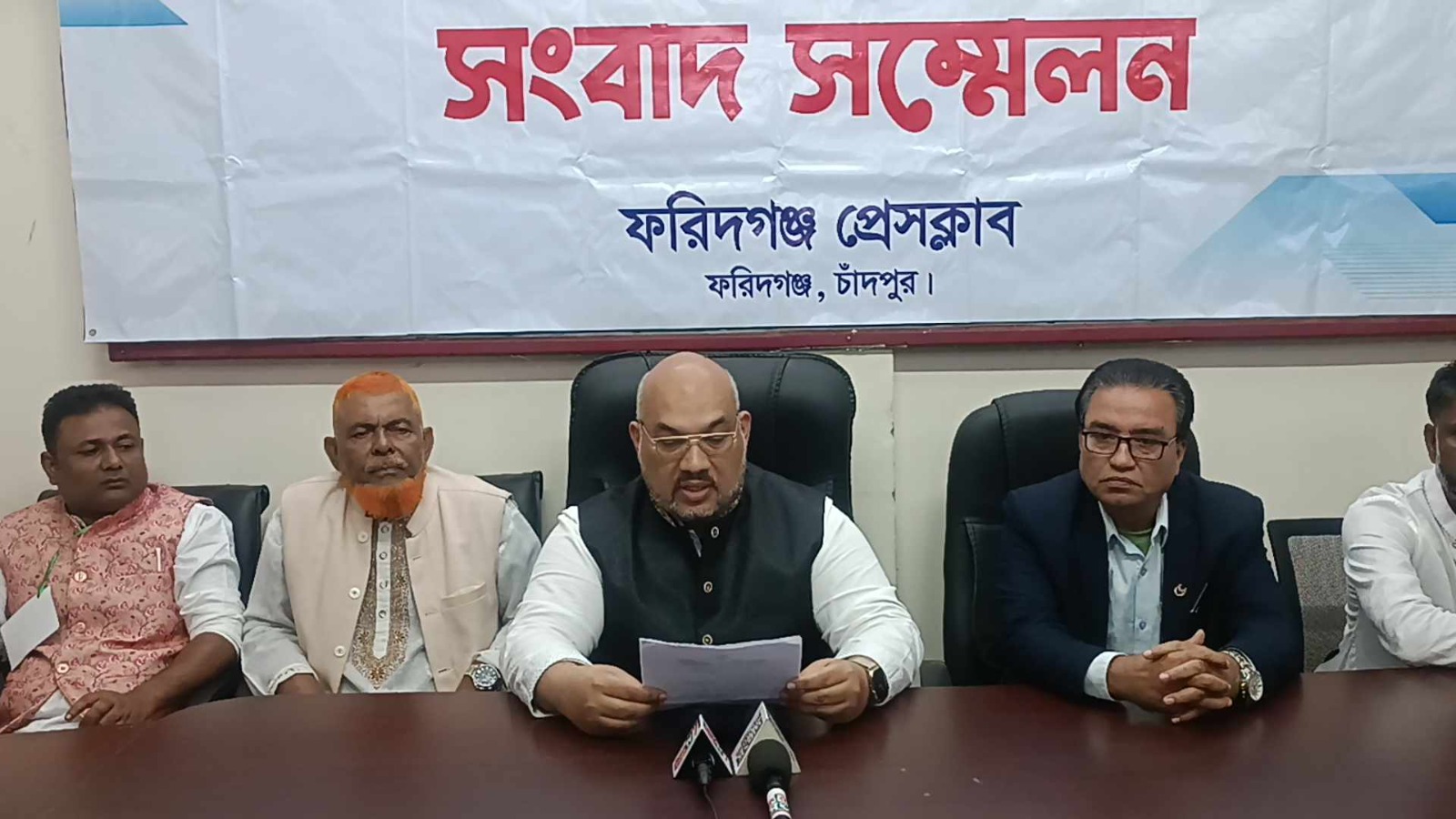 ফরিদগঞ্জে জাতীয় পার্টির প্রার্থীর ভোট বর্জন