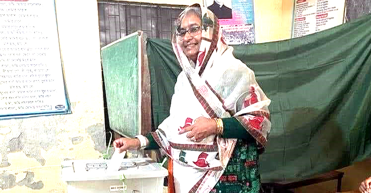 ভোট দিলেন শিক্ষামন্ত্রী ডাঃ দীপু মনি