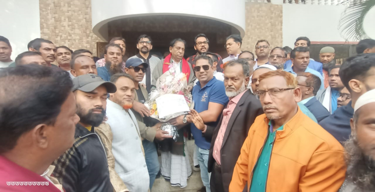 মায়া চৌধুরীকে ফুলেল শুভেচ্ছা জানালেন পোলেন্ড আওয়ামী লীগের তুহিন