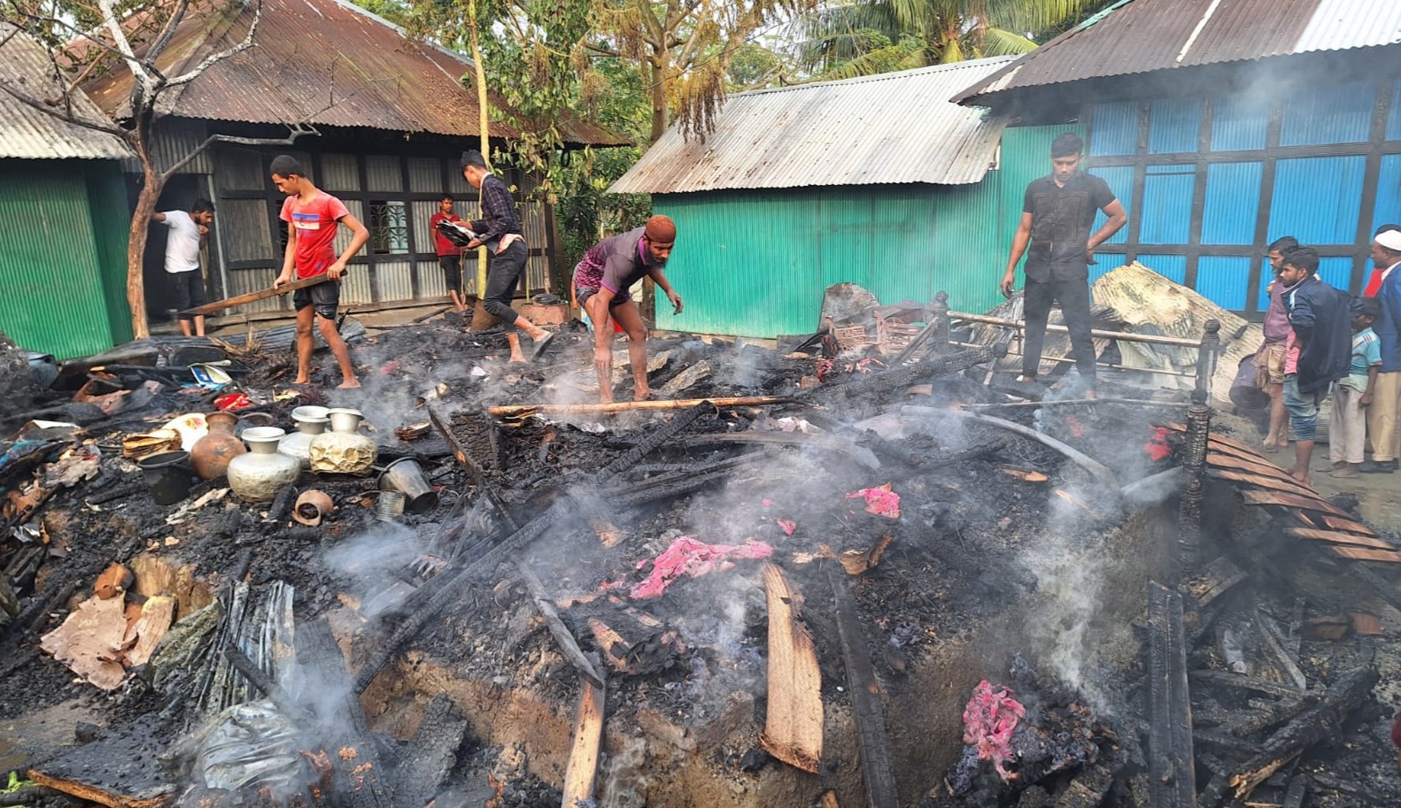 আগুনে হারুনের ঘর কপাল দুটোই পুড়লো
