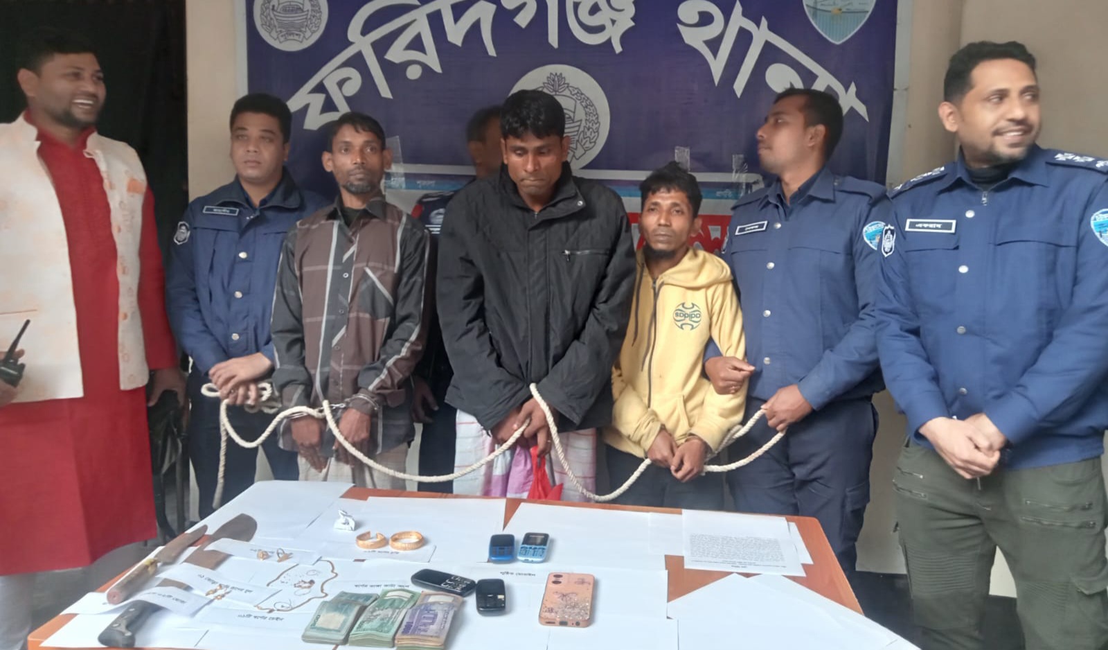 ফরিদগঞ্জে পুলিশ পরিচয়ে প্রবাসীর বাড়িতে ডাকাতি ঘটনায় আটক ৩