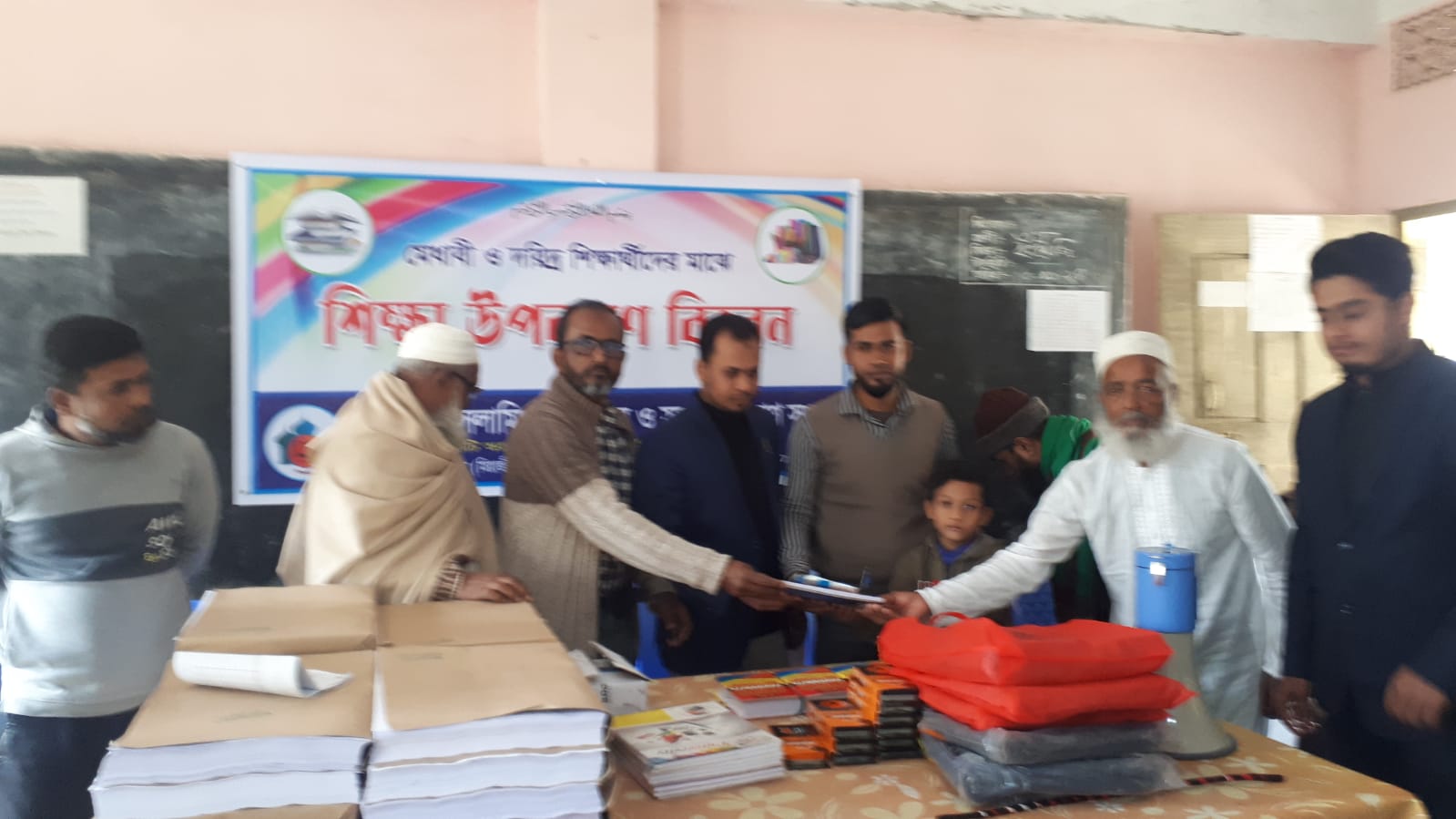 সরখাল ইসলামিক পাঠাগার ও সমাজকল্যাণ সংস্থার শিক্ষা উপকরণ বিতরণ