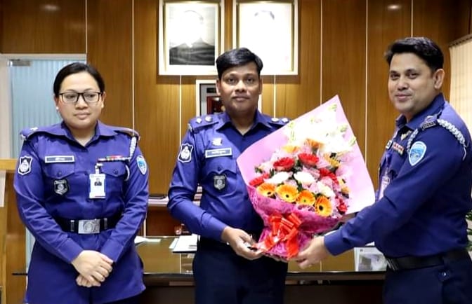 সহকর্মীদের ফুলেল শুভেচ্ছায় সিক্ত হলেন পুলিশ সুপার সাইফুল ইসলাম