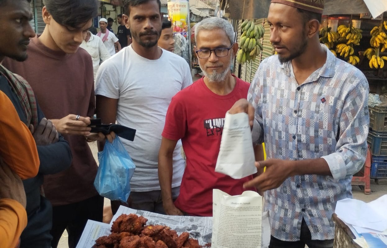 রোজায় জমজমাট ইফতার আয়োজন