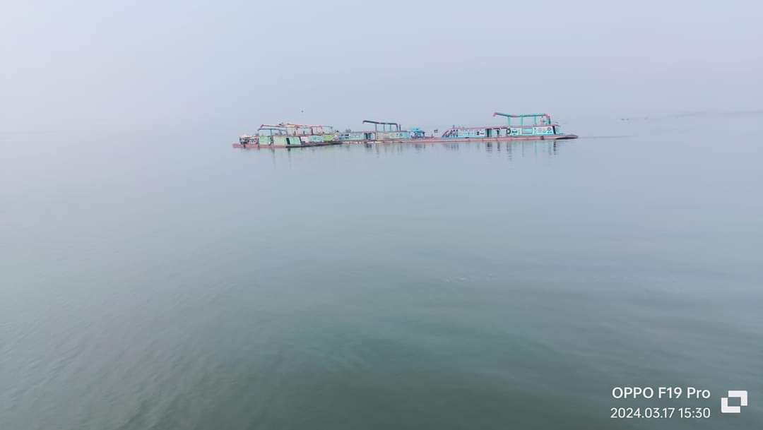 হাইমচরের মেঘনা নদী থেকে বালু উত্তোলন