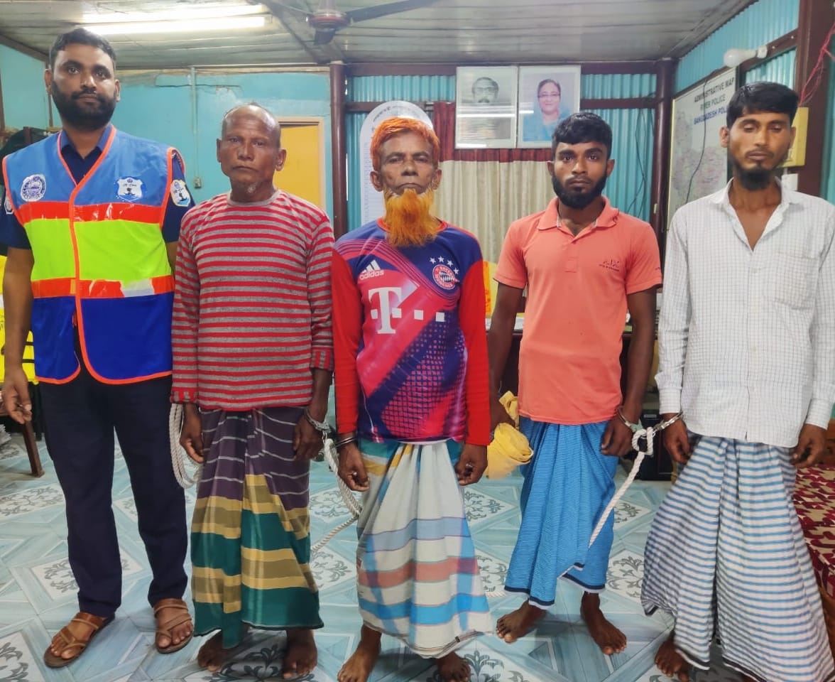 জাটকা সংরক্ষণে চাঁদপুর নৌ থানার ২৪ ঘন্টার অভিযান গ্রেফতার ২১ জেলে জাল- নৌকা জব্দ