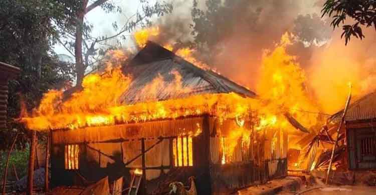 হাজীগঞ্জে আগুনে পুড়ে ছাই ১০ পরিবারের ঈদ আনন্দ